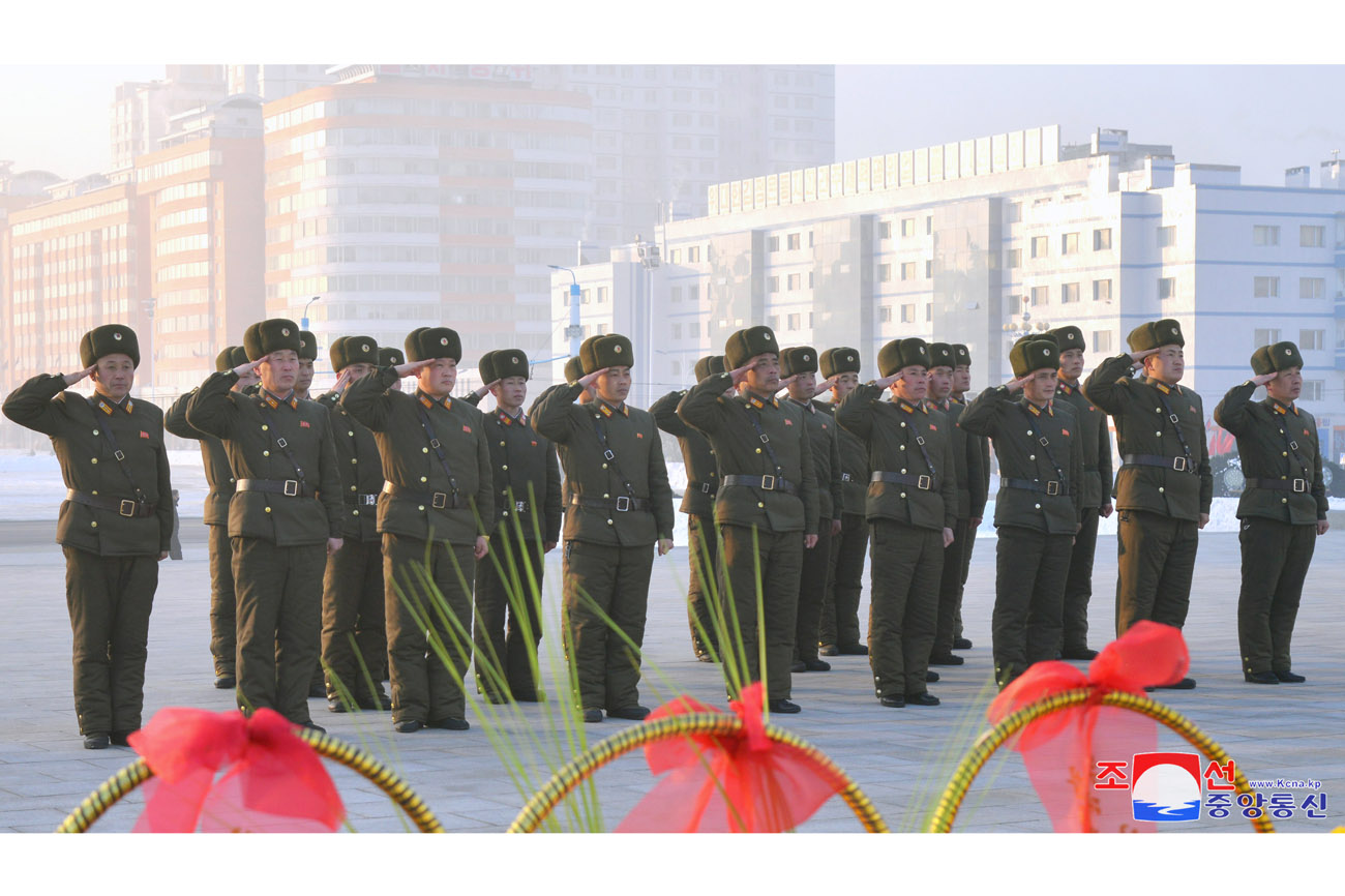 偉大な金日成主席と偉大な金正日国防委員長の銅像に人民軍軍人と勤労者、青少年が花かごを捧げました