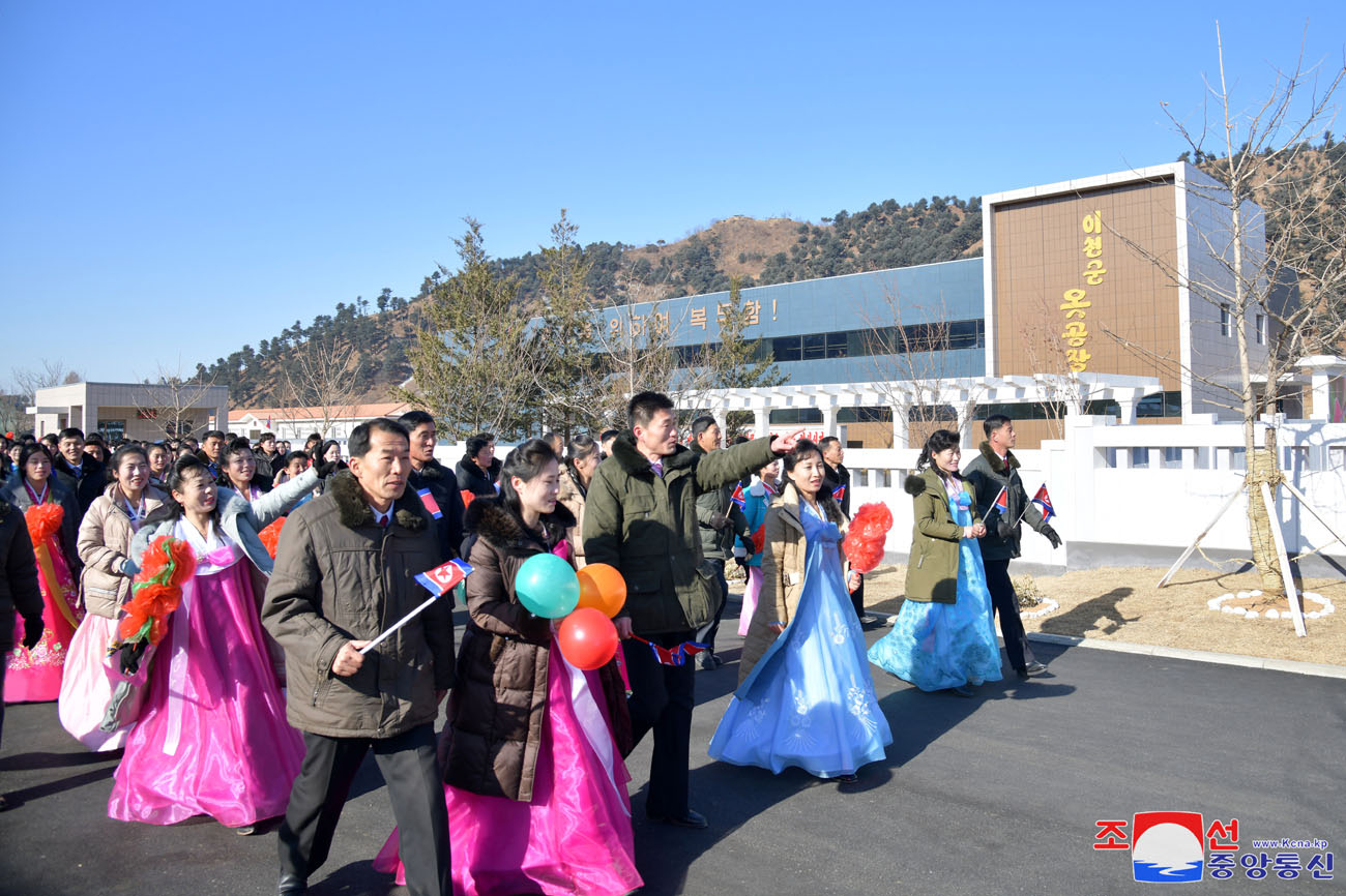 労働党の恩情によってイチョン郡に地方工業工場が新築されました