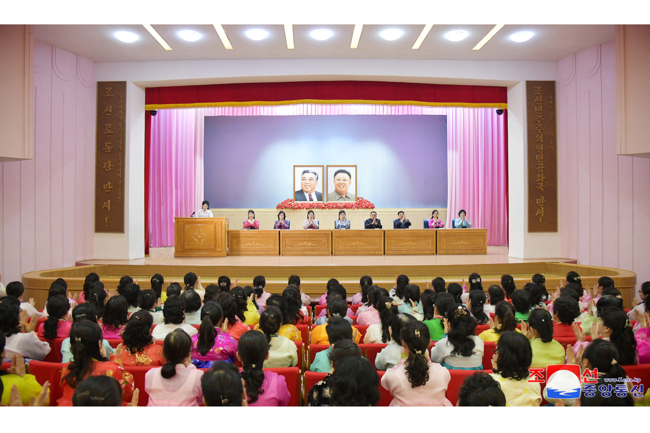 偉大な金正日国防委員長の生誕８３周年を祝う女性同盟の活動家と同盟員の集いがありました