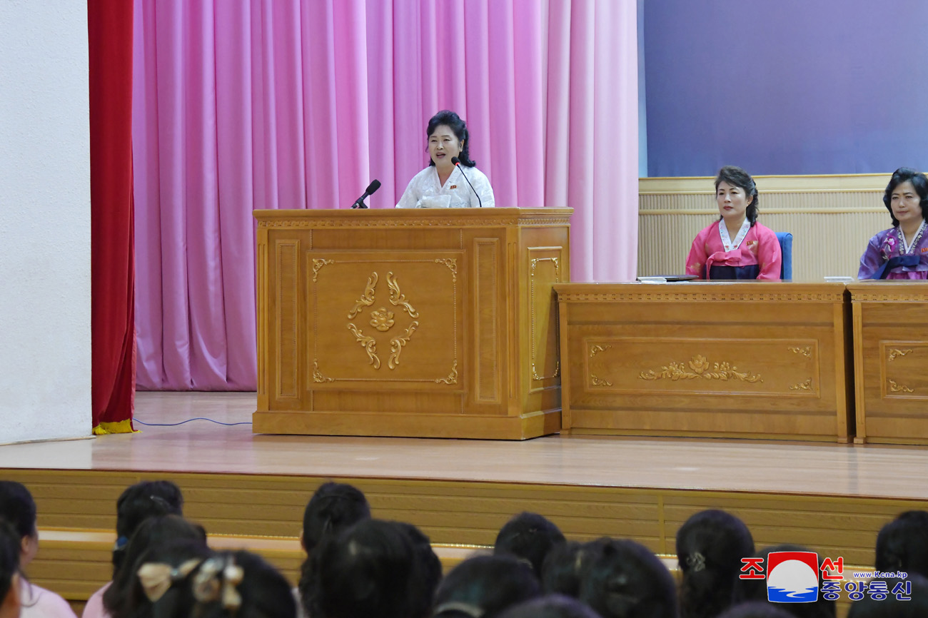 偉大な金正日国防委員長の生誕８３周年を祝う女性同盟の活動家と同盟員の集いがありました