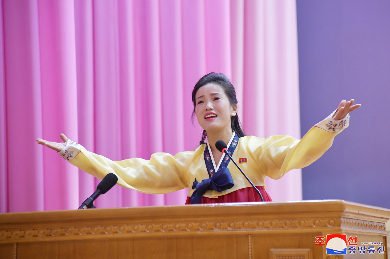 偉大な金正日国防委員長の生誕８３周年を祝う女性同盟の活動家と同盟員の集いがありました