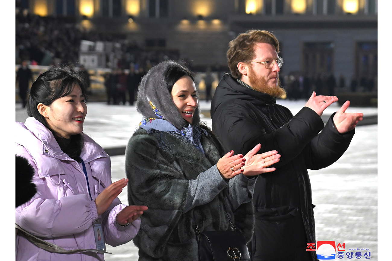 偉大な金正日国防委員長の生誕８３周年慶祝ピョンヤン市青年学生の夜会と花火の打ち上げがありました