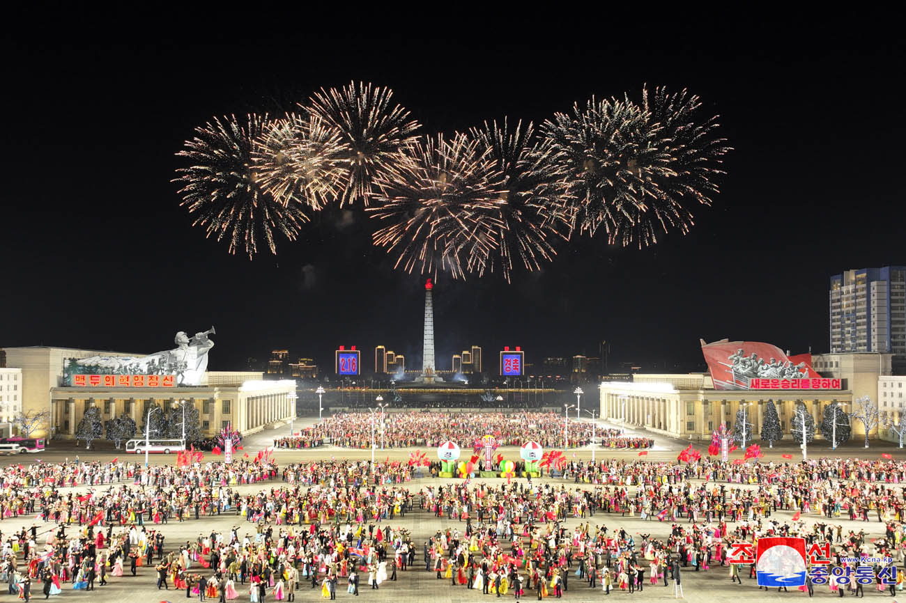 偉大な金正日国防委員長の生誕８３周年慶祝ピョンヤン市青年学生の夜会と花火の打ち上げがありました