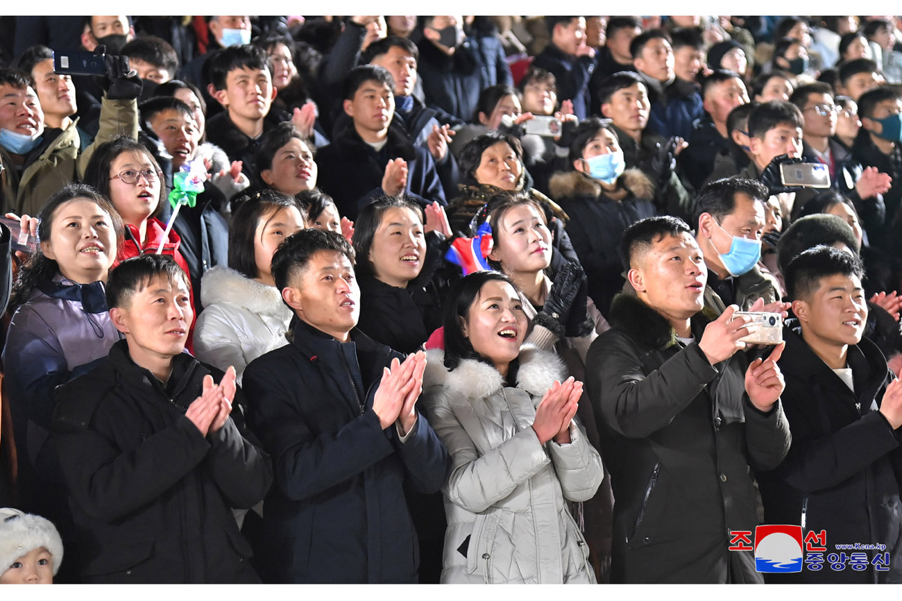 偉大な金正日国防委員長の生誕８３周年慶祝ピョンヤン市青年学生の夜会と花火の打ち上げがありました