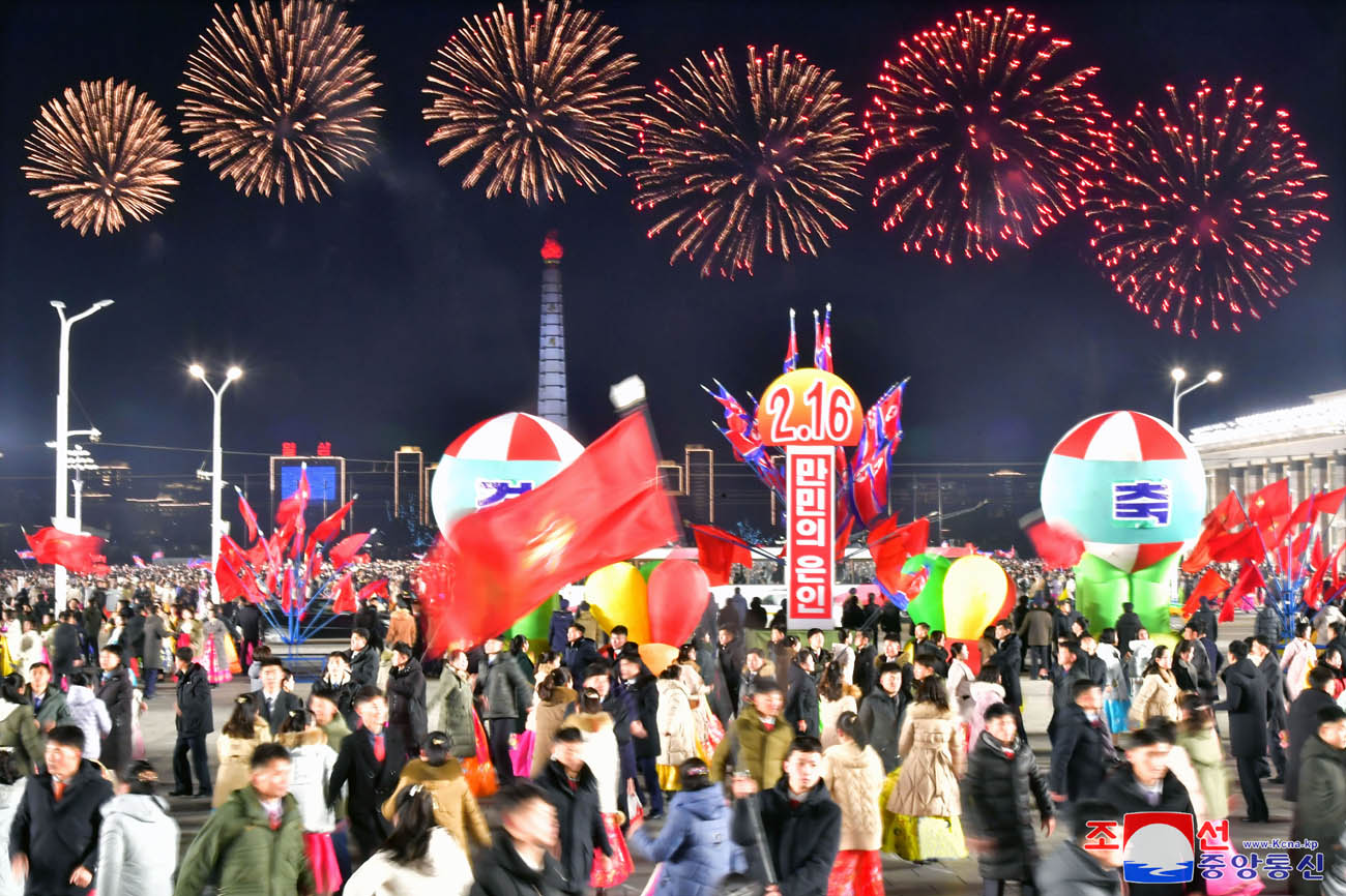 偉大な金正日国防委員長の生誕８３周年慶祝ピョンヤン市青年学生の夜会と花火の打ち上げがありました