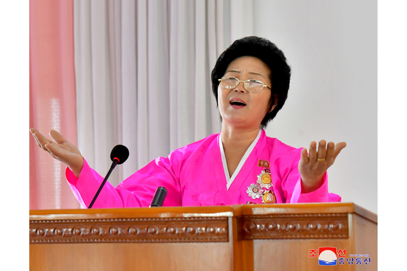 Agricultural workers meet with Communist Mother Honour Prize winners and meritorious women of socialist patriotism