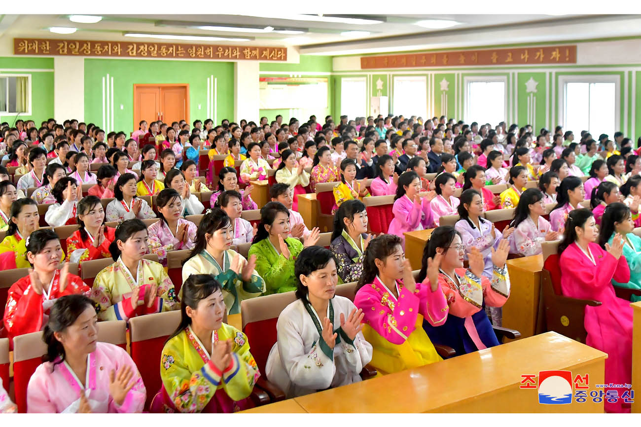 Agricultural workers meet with Communist Mother Honour Prize winners and meritorious women of socialist patriotism