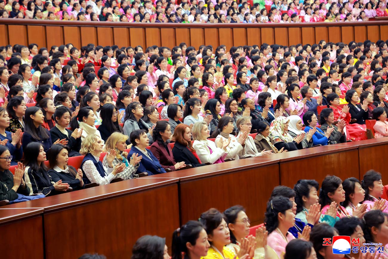 ３月８日の国際婦人デー１１５周年記念中央報告会が行われました