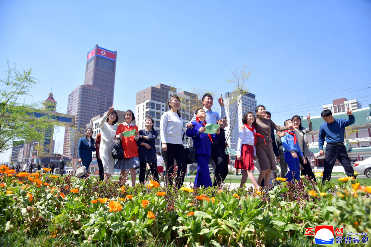 People move into new houses at 3rd stage in Hwasong area