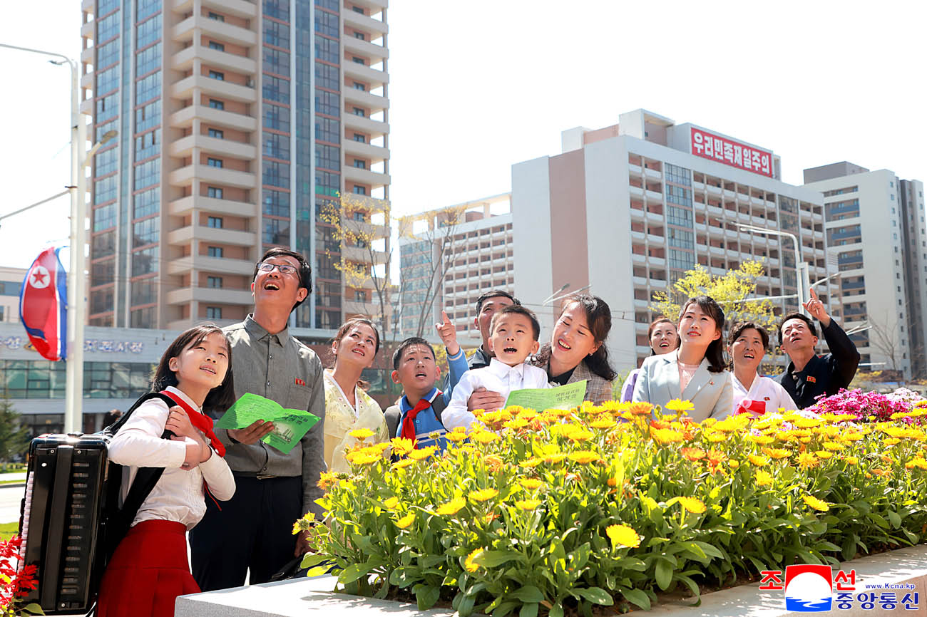 People move into new houses at 3rd stage in Hwasong area